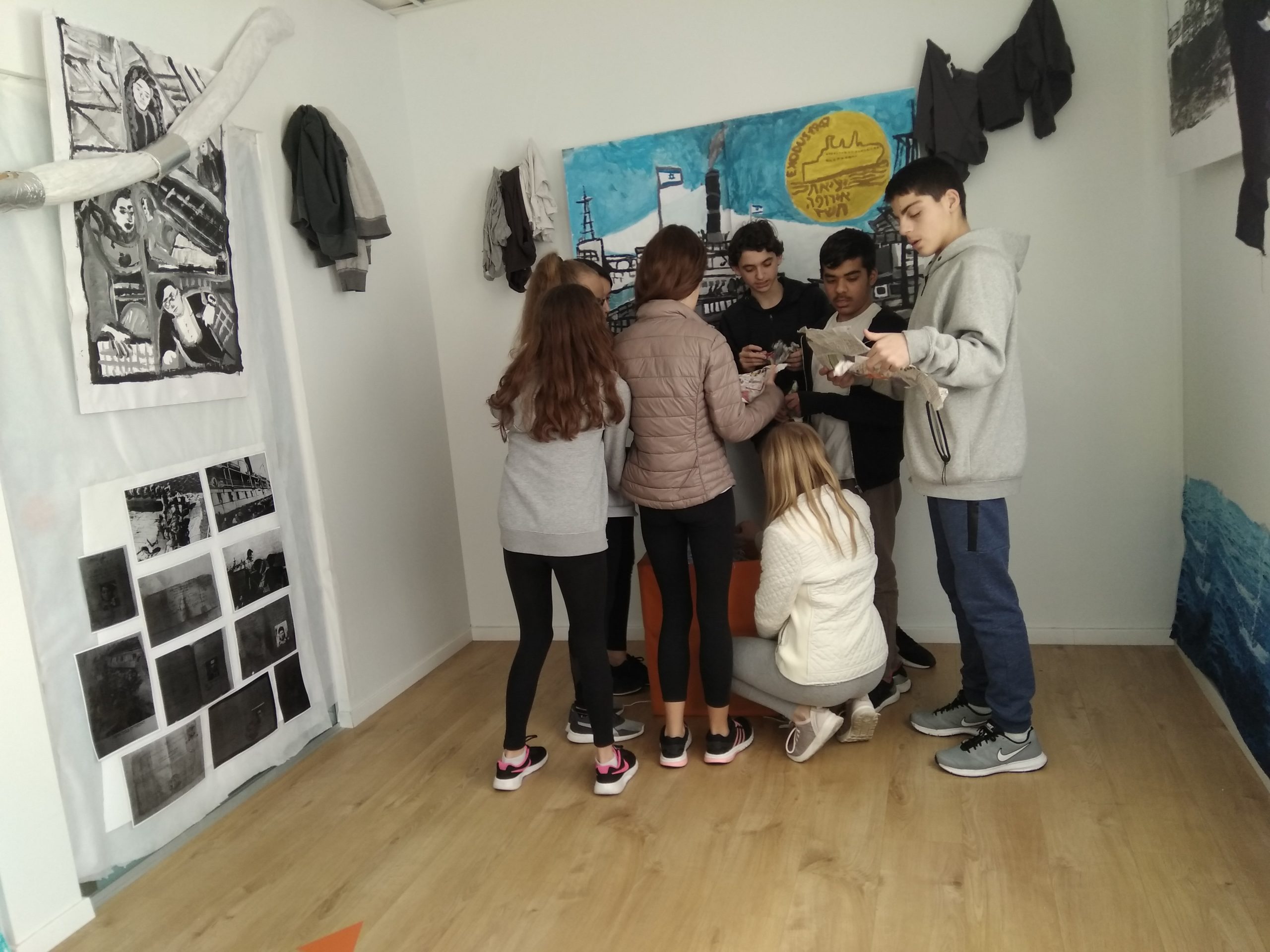ניצולי אקסודוס במקיף י"ב המעיין בראשון לציון