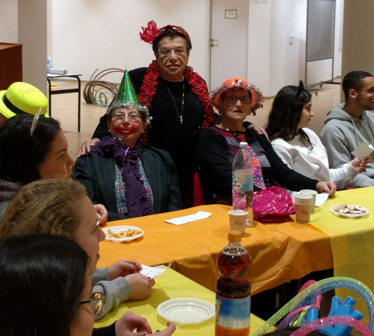 מסיבה לחברי מועדון הפרקינסון עם תלמידי בית הספר קוגל (4)