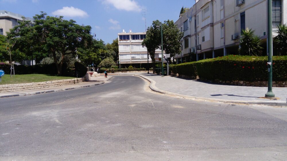 התושבים מתלוננים על סכנה. כיכר עוזי חיטמן- כיכר השושנים. צילום משה שליט