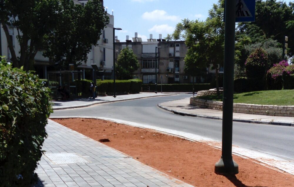 תלונות התושבים: תכנון לקוי. כיכר עוזי חיטמן- כיכר השושנים. צילום משה שליט