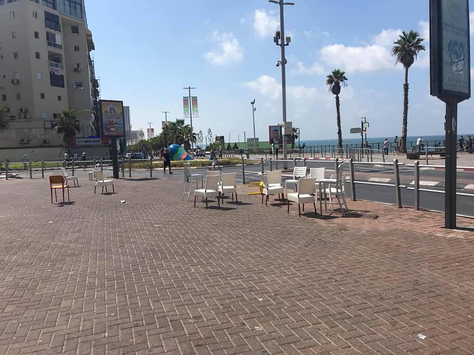 הכיסאות מפוזרים בטיילת בת ים