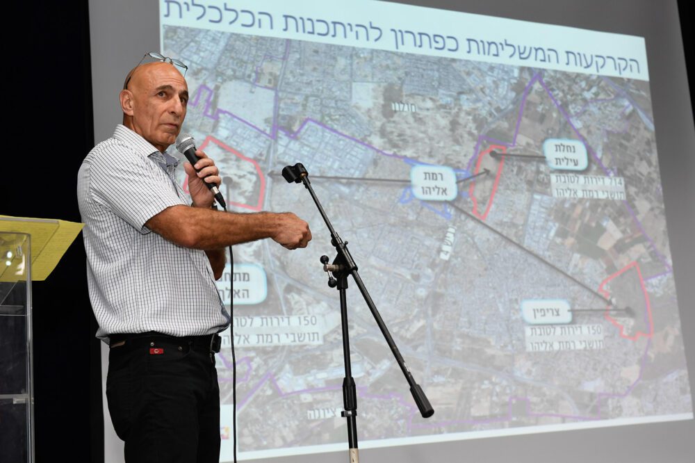 ראש מנהלת רמת אליהו דודו מנצור בכנס תושבים