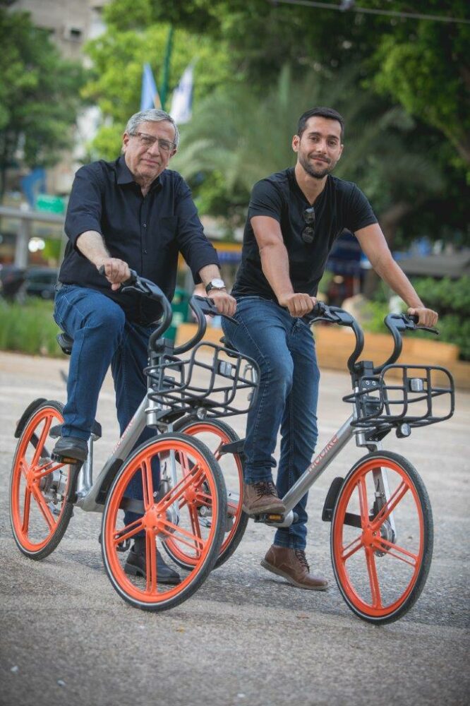 ישראל זינגר עם לירן גלבוע, מנהל פעילות מובייק בישראל