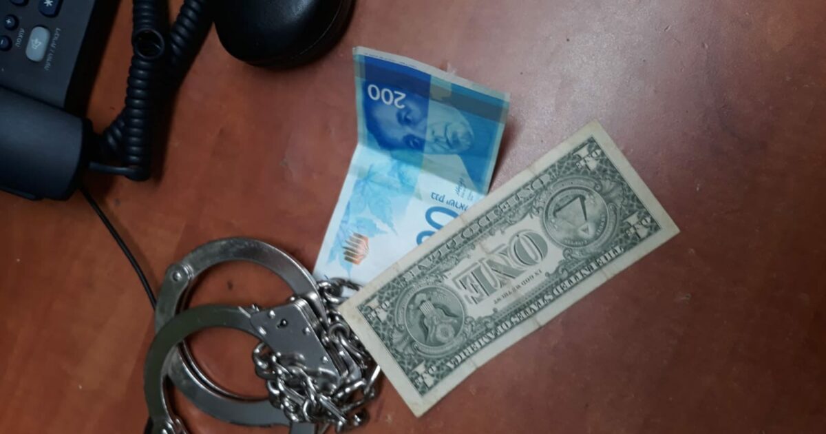 הכסף שנשדד על ידי הנוסע במונית. צילום: דוברות המשטרה