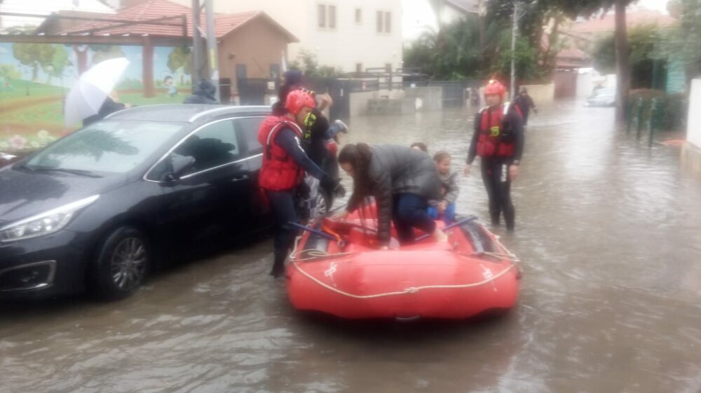 חילוץ ילדי הגן על ידי לוחמי האש ויחידת חילוצים מיוחדים תחנה אזורית רחובות