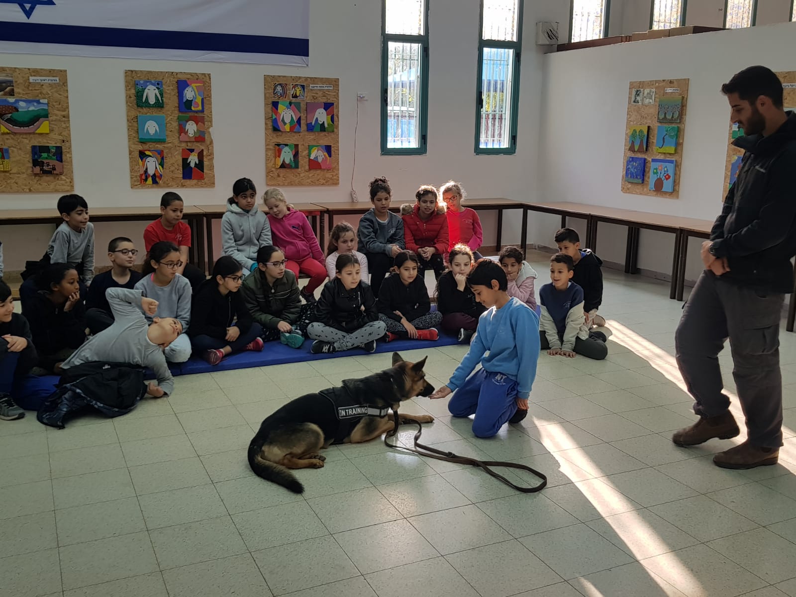 מאלף כלבים בבית ספר אשלים (1)