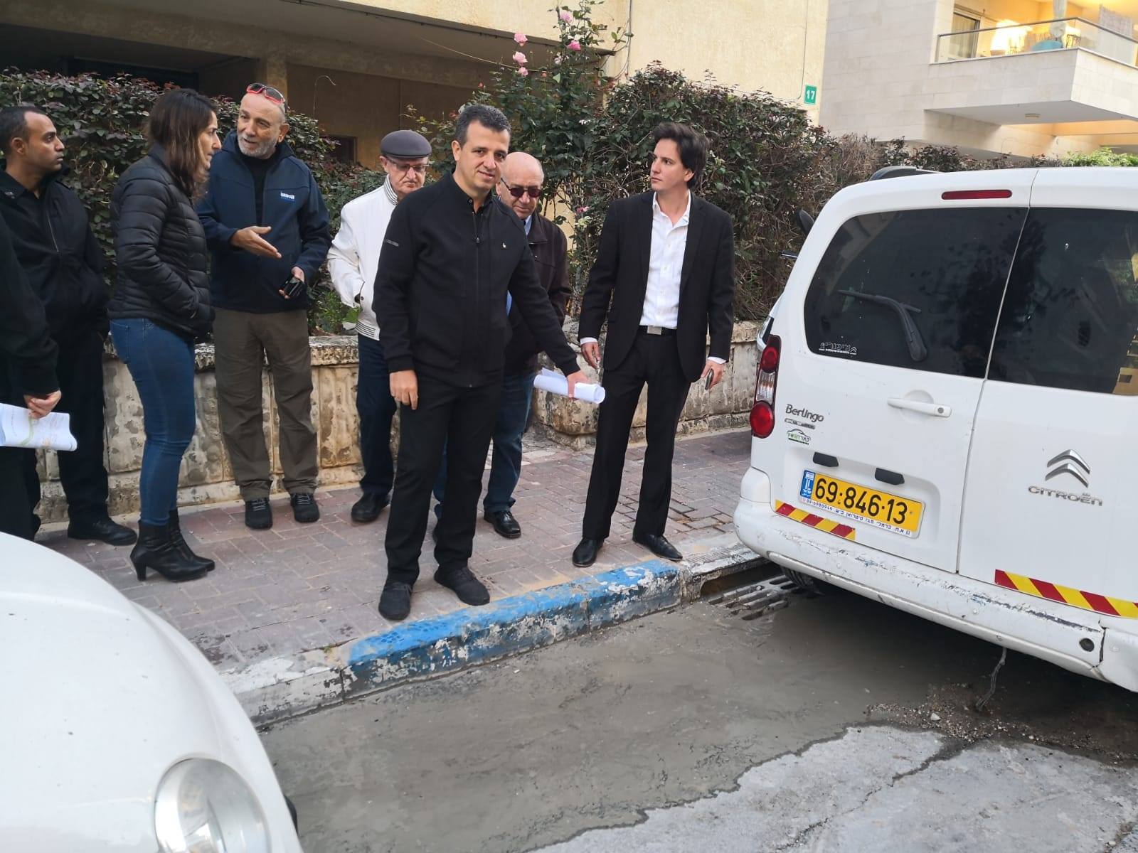 ראש עיריית רמת-גן כרמל שאמה הכהן במבצע האכיפה בשכונת חרוזים