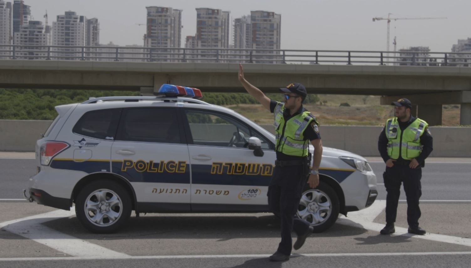 שוטר התנועה שעצר את התנועה לטובת היולדת. צילום: דוברות המשטרה