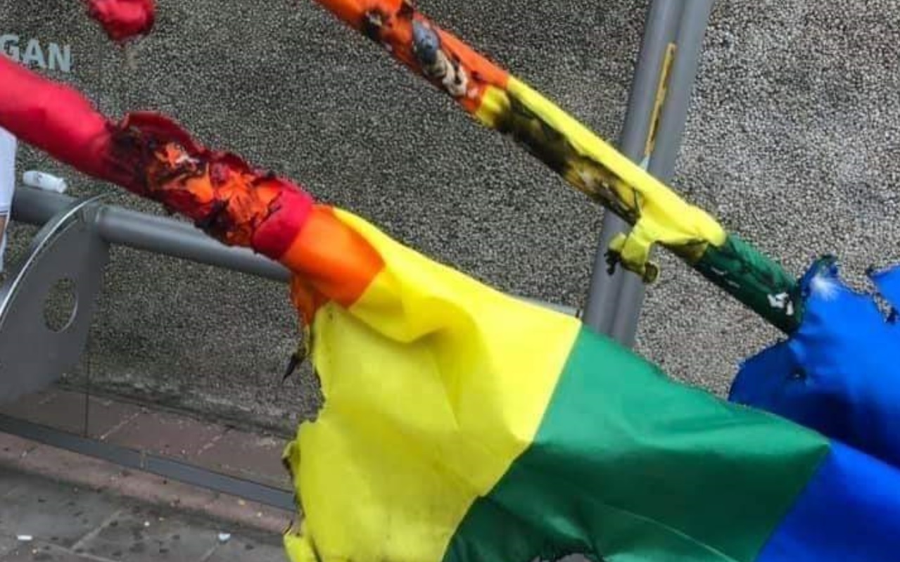 דגלי הגאווה שנשרפו והושחתו הלילה ברמת גן. צילום: עיריית ר"ג