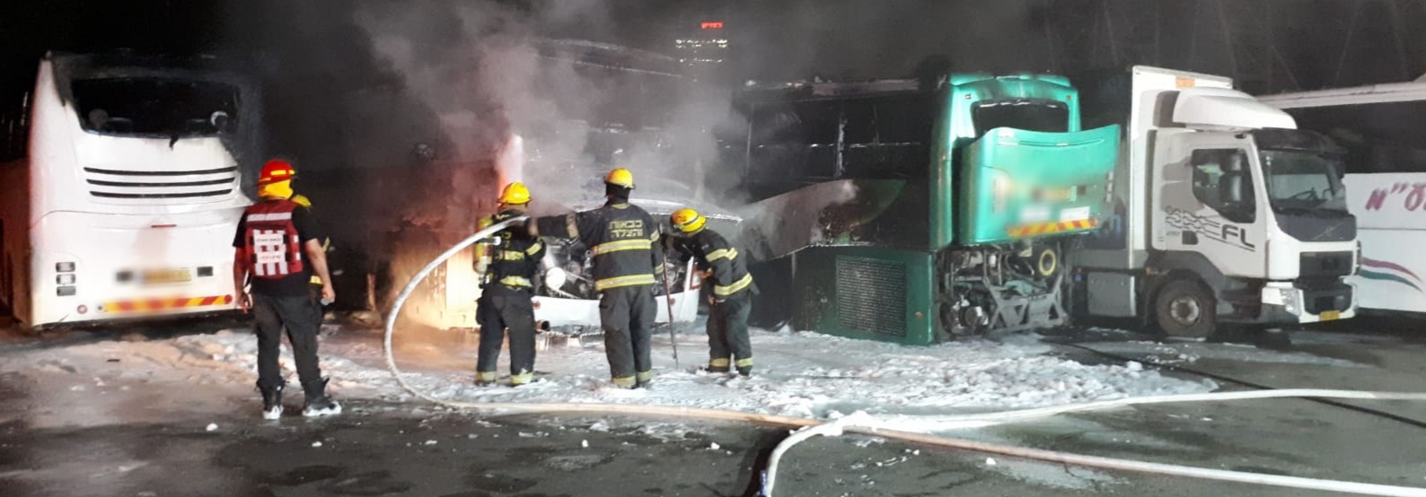 שלושת האוטובוסים שעלו באש הלילה. צילום: דוברות המשטרה