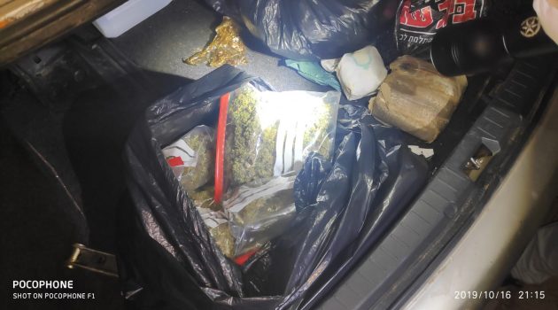 הסמים שנתפסו בתא המטען של הרכב. צילום: דוברות המשטרה