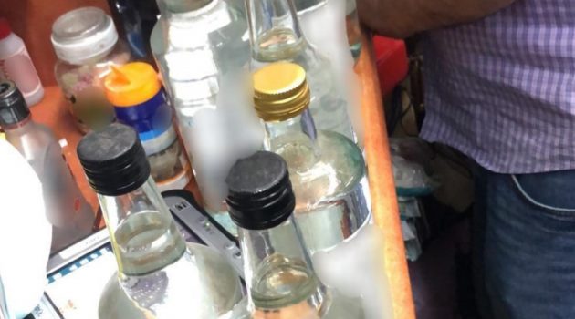 חלק מבקבוקי האלכוהול המזויף שנמצאו בבדיקת העסקים בתל אביב. צילום: דוברות המשטרה