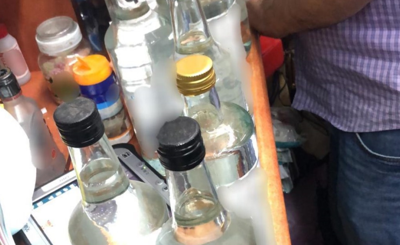 חלק מבקבוקי האלכוהול המזויף שנמצאו בבדיקת העסקים בתל אביב. צילום: דוברות המשטרה