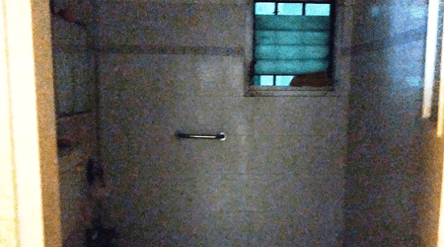 חלון האמבטיה בדירת ניצולת השואה בת ה 85. צילום חן סאלם