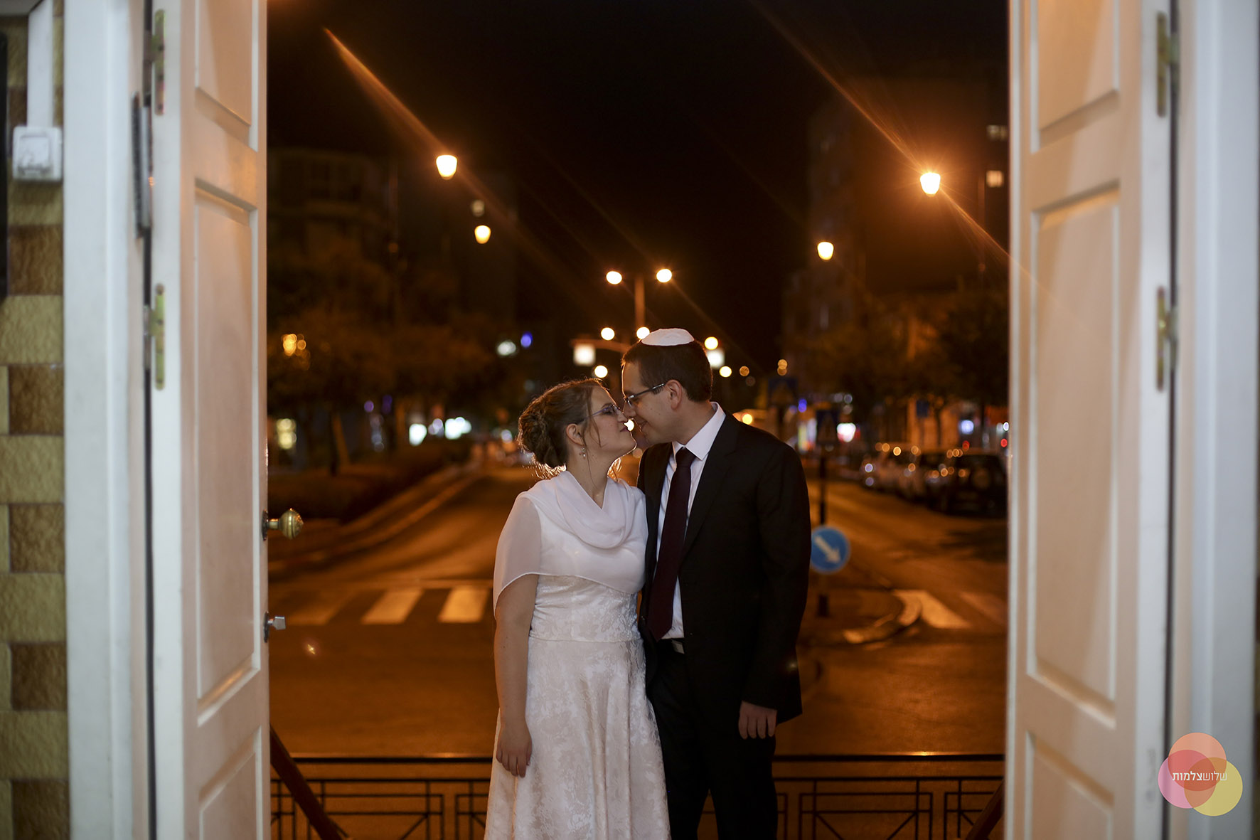 זוג מתחתן בבית הכנסת הגדול. למצולמים אין קשר לכתבה. צילום חופית שלוש צלמות