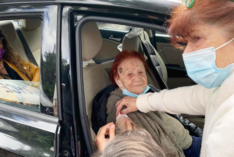 שרה בן שלום בת ה 106 מתחסנת. צילום דוברות שירותי בריאות כללית דן- פ"ת