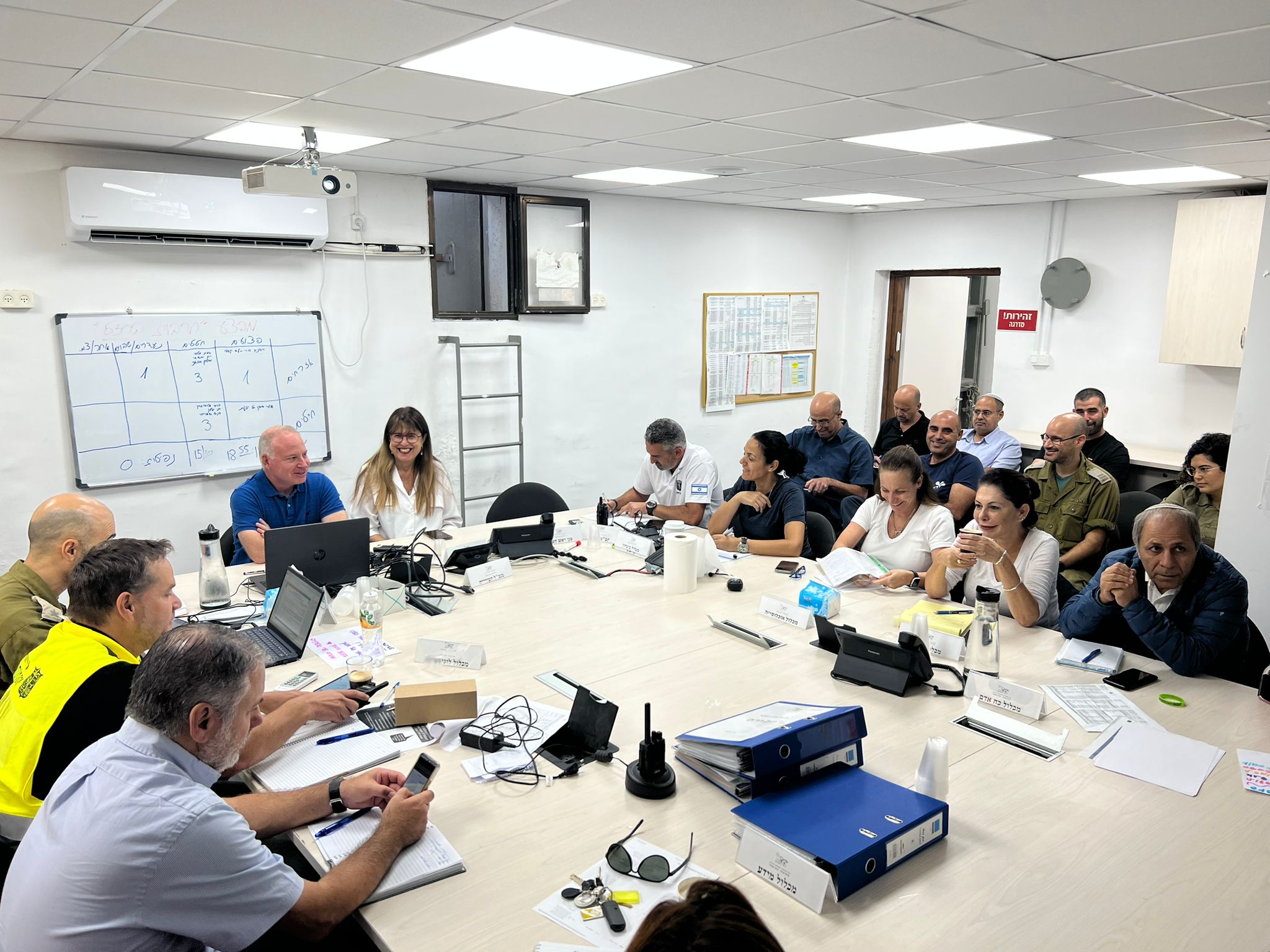 ישיבת היערכות בעיריית יהוד-מונוסון עם כוחות הביטחון