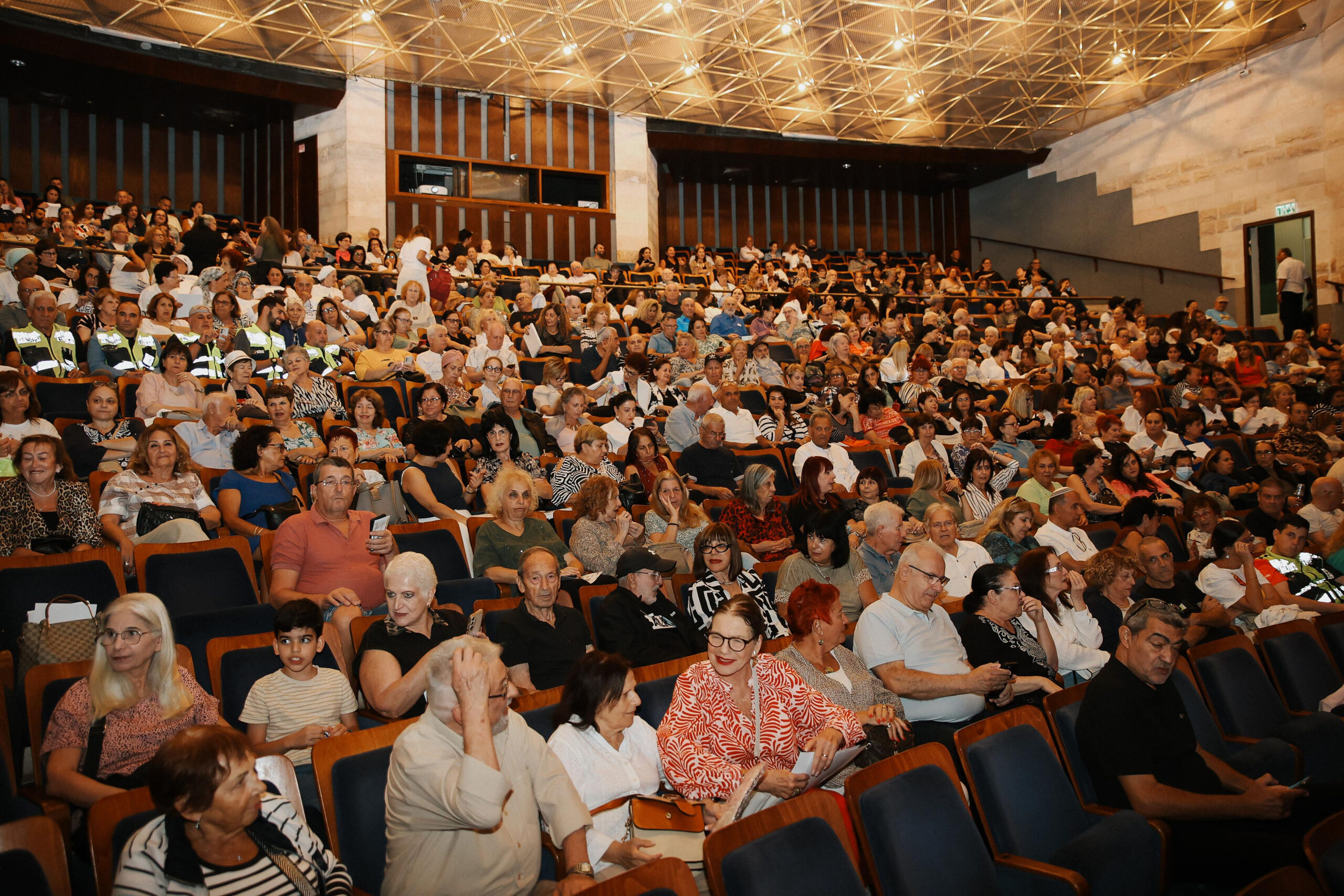 volentire bat yam croud