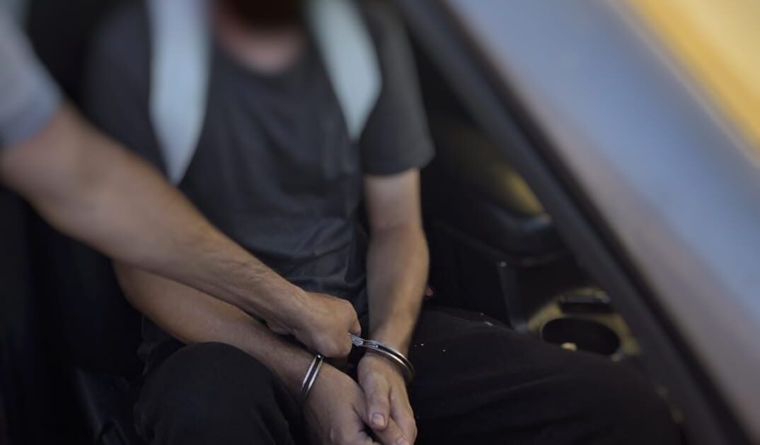 arrest car break holon