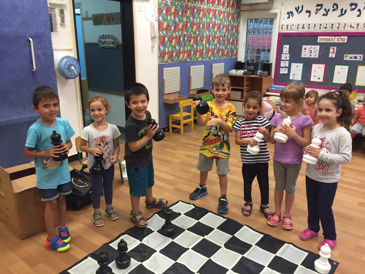 ילדי הגן בחולון משחקים בשחמט. צילום-עיריית חולון
