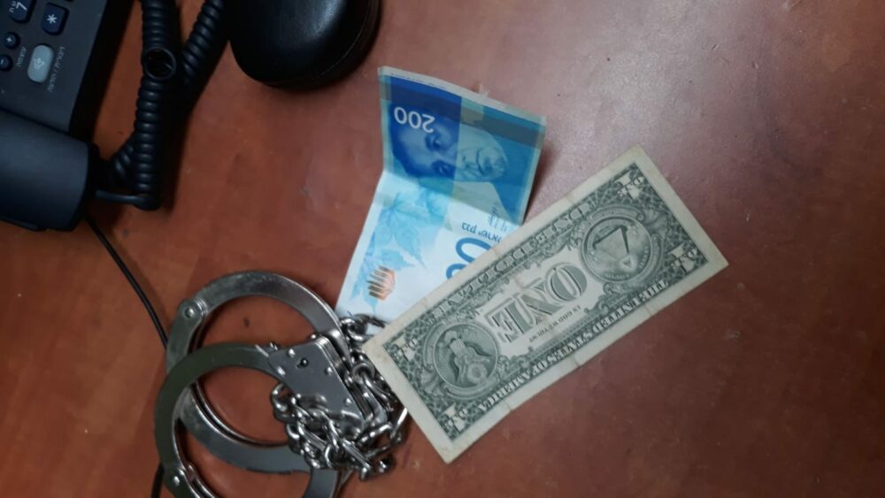 הכסף שנשדד על ידי הנוסע במונית. צילום: דוברות המשטרה