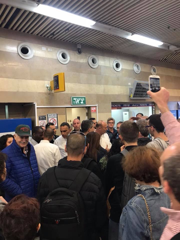 הפגנה ברכבת בראשון לציון. צילום פייסבוק ליאל אבן זוהר 2
