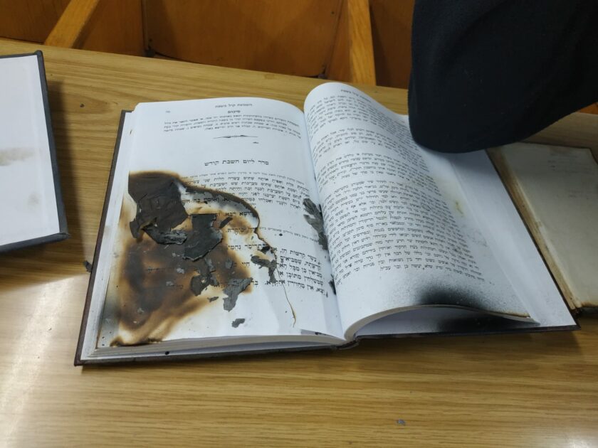 ספרי התורה שנשרפו בבית הכנסת. צילומים: דוברות המשטרה