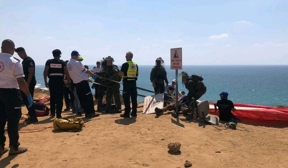 יחידות החילוץ של 889 והכבאים פועלים לחילוץ שני הלכודים. צילום: דוברות מד"א