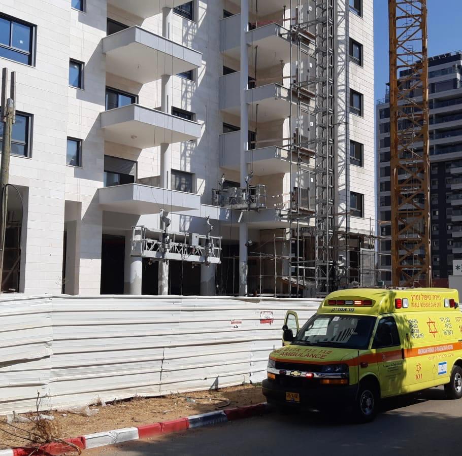אתר הבנייה בהוד השרון בו נהרג הפועל בן ה-40. צילום: דוברות מד"א