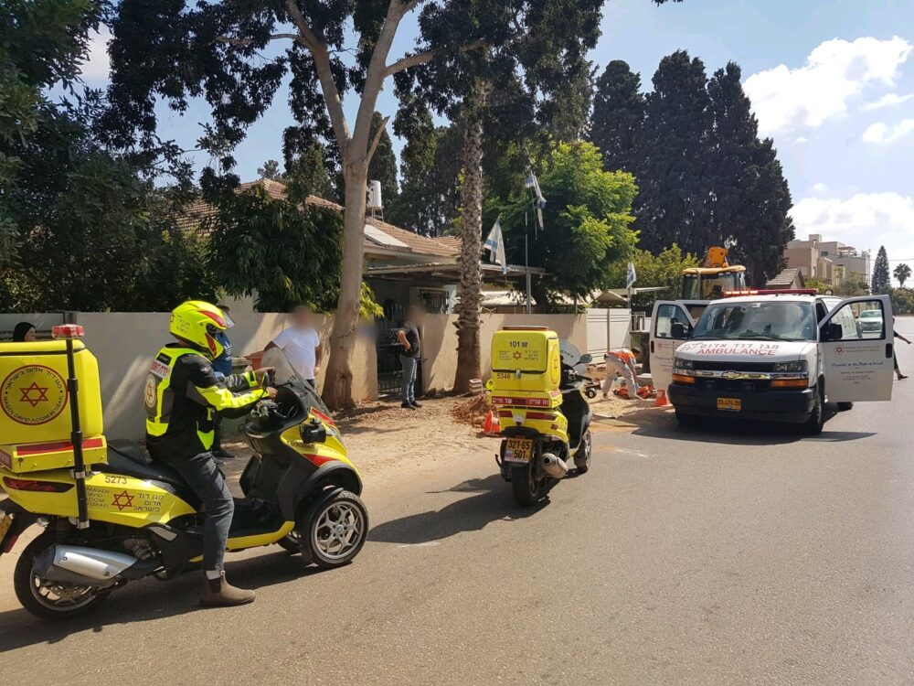 זירת הירי בפרדס חנה. צילום: דוברות מד"א