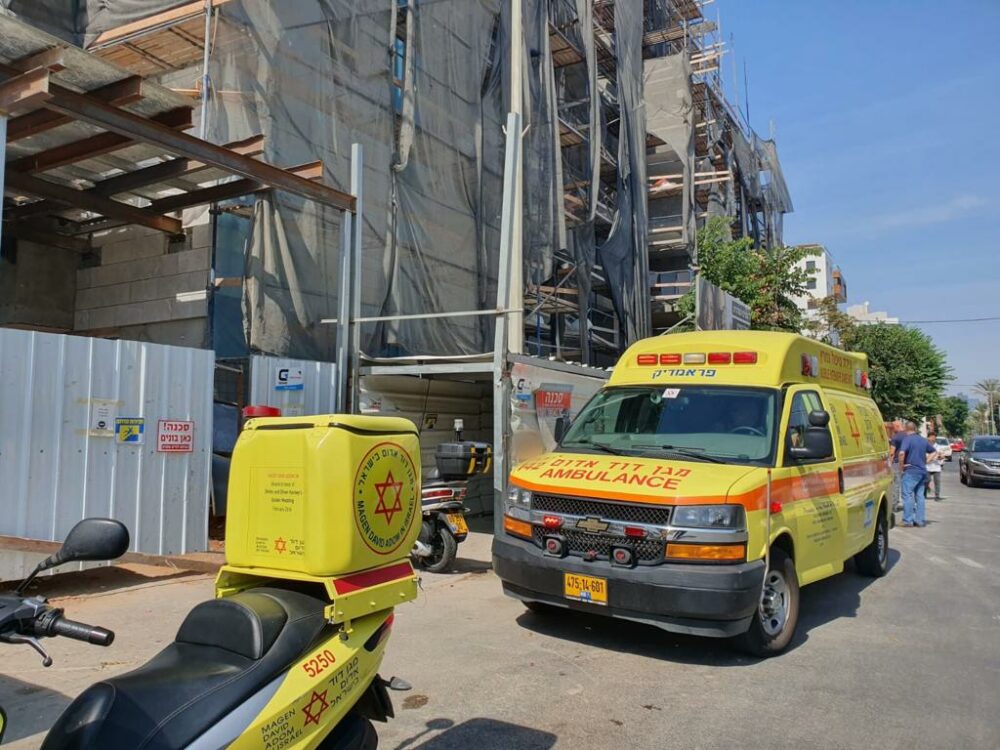 שוב פועל בניין משלם בחייו באתר בנייה, הפעם ברעננה. צילום: תיעוד מבצעי מד"א