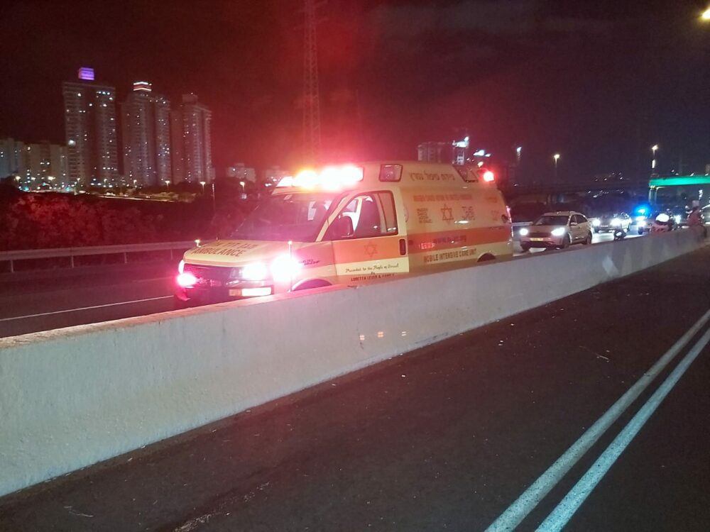 רוכב האופנוע נמצא מרוחק מהאופנוע וצוטל על הכביש. צילום: דוברות מד"א
