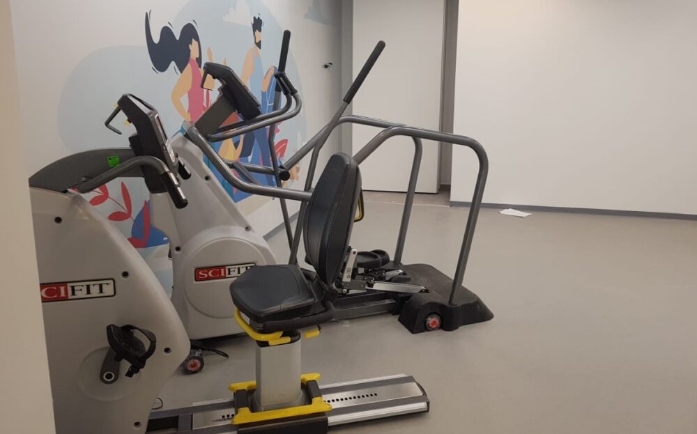 במכון הםיסיותרפיה נעזרים במכשירים, אך מועדדים כל פעילות גופנית עצמאית. צילום: כללית