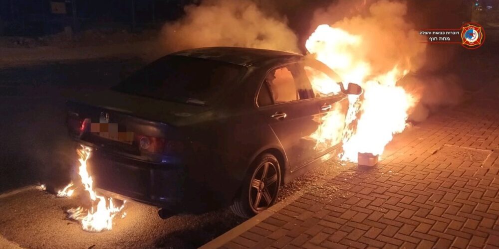 לא ידוע אם הצעיר נרצח עקב הדקירות או שריפת הרכב. צילום: אילוסטרציה כיבוי חוף