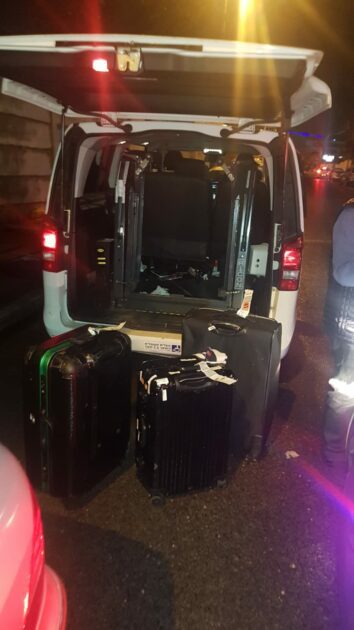 העמיס את המזוודות הגנובות על המונית ורצה לשלם בין יפני. צילום: דוברות המשטרה