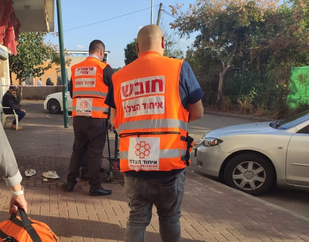 אירוע דקירה ברחוב הנביאים בכפר סבא. צילום: דוברות איחוד הצלה