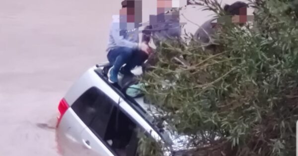 האב ושני ילדיו על גג הרכב ששקע סמוך לזכרון יעקב. צילום: דוברות המשטרה