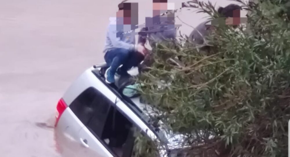 האב ושני ילדיו על גג הרכב ששקע סמוך לזכרון יעקב. צילום: דוברות המשטרה