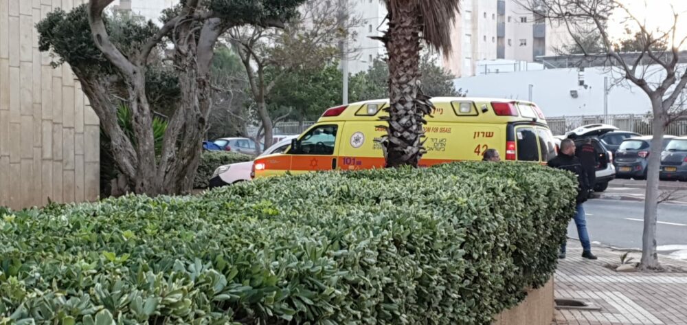 זירת השריפה הבוקר בנתניה. לא ידוע מה גרם לשריפה. צילום: דוברות מד"א