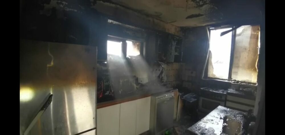מה שנותר מהדירה ברחוב גולומב אחרי השריפה. צילום: דוברות כיבוי