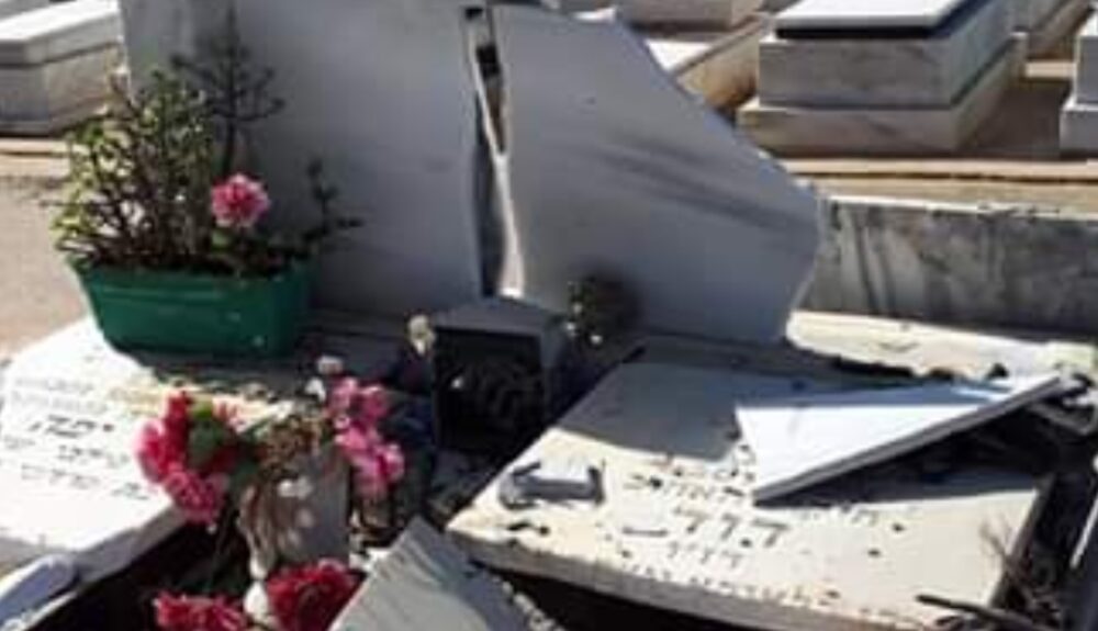 חלק מהמצבות המנותצות בבית העלמין בנתניה. צילום: פייס תמי מאיר