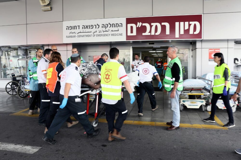 סוגרים את הכניסה והיציאה מהמיון עד ללקיחת בדיקות מהמטופלים עם חשד לקורונה. ילום: פיוטר פליטר