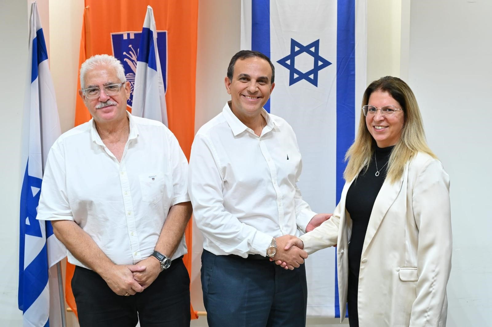 מנכל משרד האנרגיה עם סגנית ראש העיר ומנכל העירייה