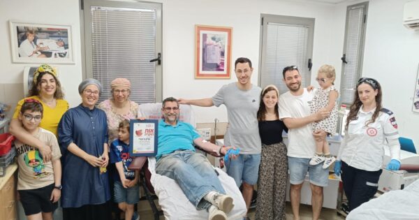 100 blood donatiuon main