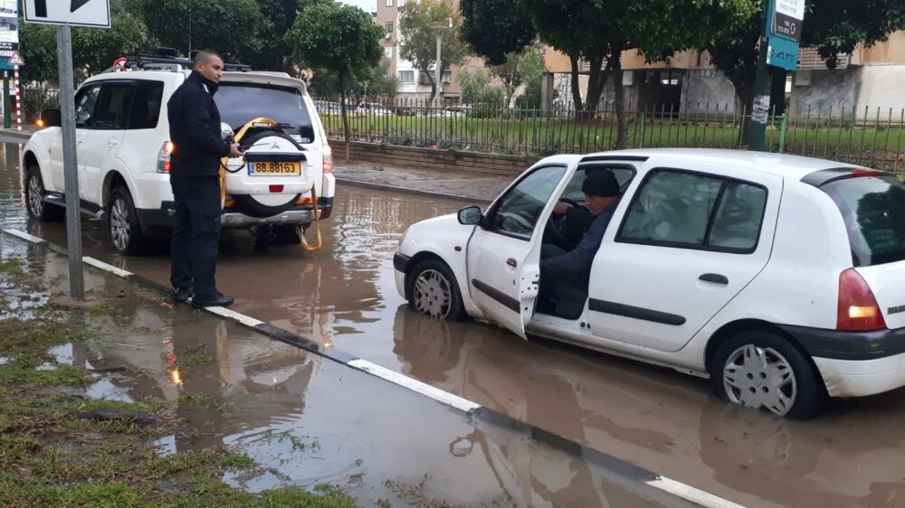 ההצפות בכל אזור הקריות, חיפה, עכו והסביבה הבוקר. צילום: דוברות משטרה