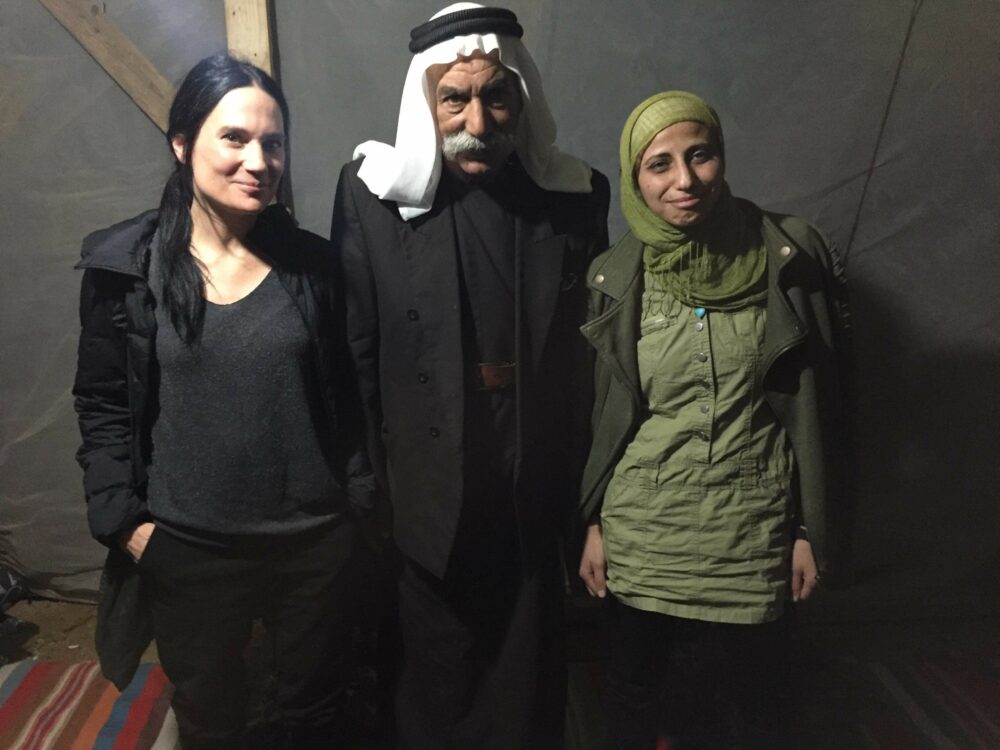 דארין טאטור ועינת ויצמן עם שיח׳ סיאח אבו מדיע׳ם ממנהיגי מאבק התושבים בביקור הזדהות באל-עראקיב, נובמבר 2018. צילום: ויקיפדיה. Hilla Marwa Chipman