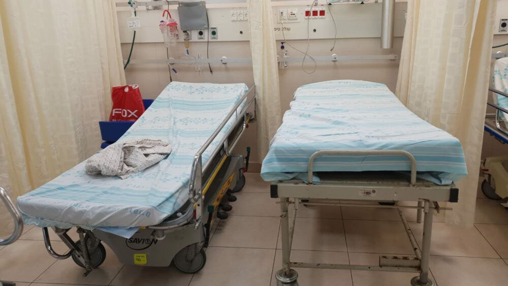החולים מושכבים על אלונקות. צילום: דוברות רמב"ם