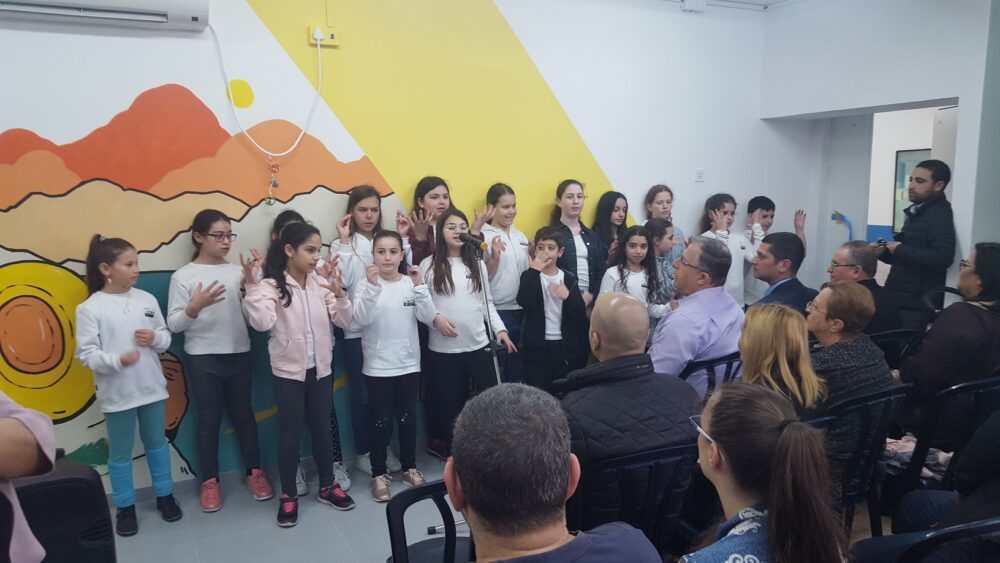 חנוכת המועדונית ילדים שרים בשפת הסימנים