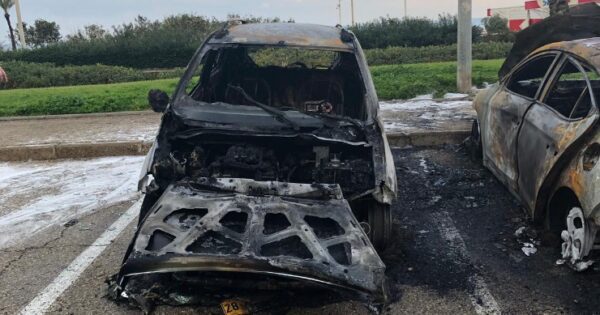 הרכבים נשרפו כליל נבדק חשד שאחד הוצת והשאר נשרפו כתוצאה מכך. צילום: רשת ניוזים