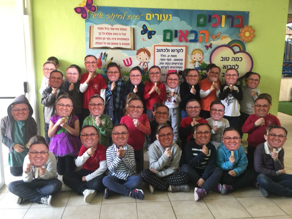 ילדי כיתה ג' בנעורים שהתחפשו לראש העיר דוקורסקי. צילום: עיריית ק. ביאליק